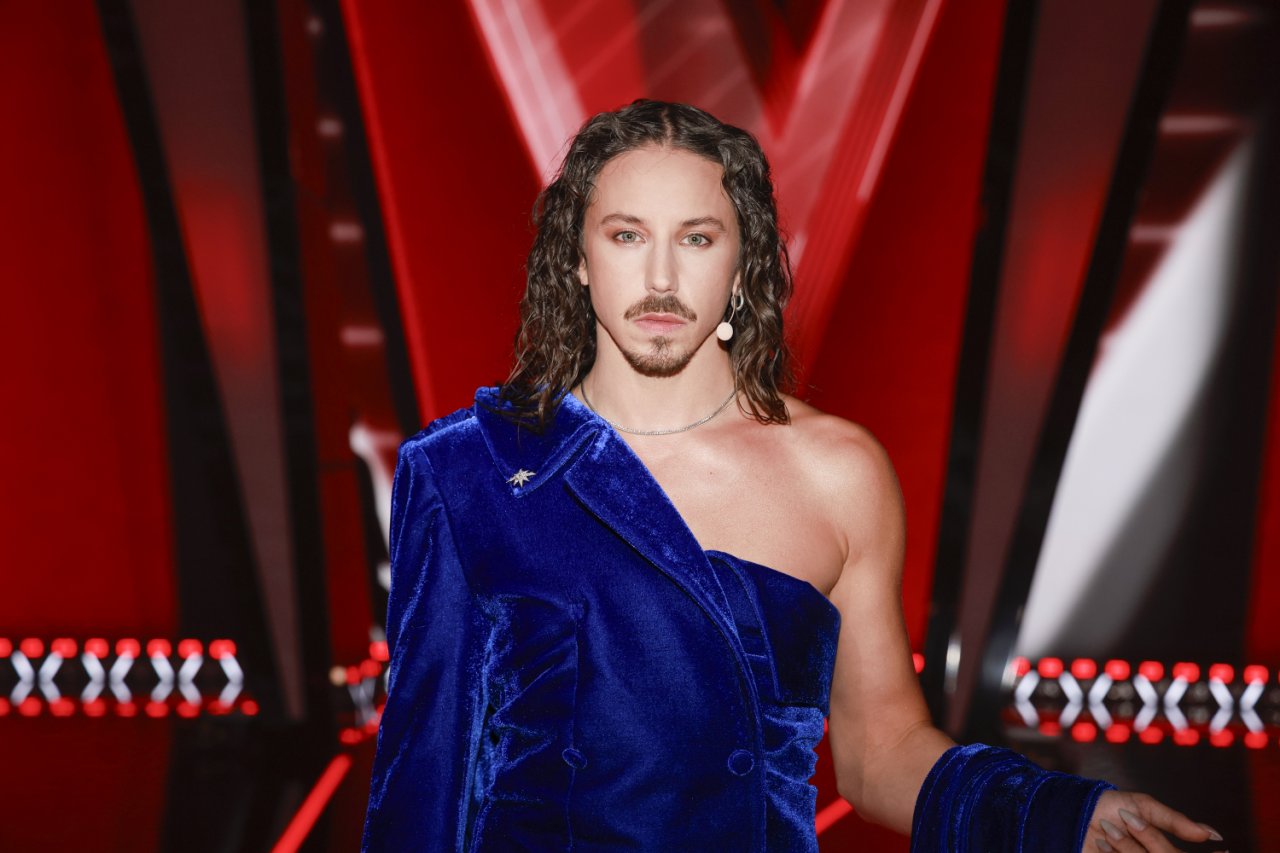 Michał Szpak w niebieskiej sukience