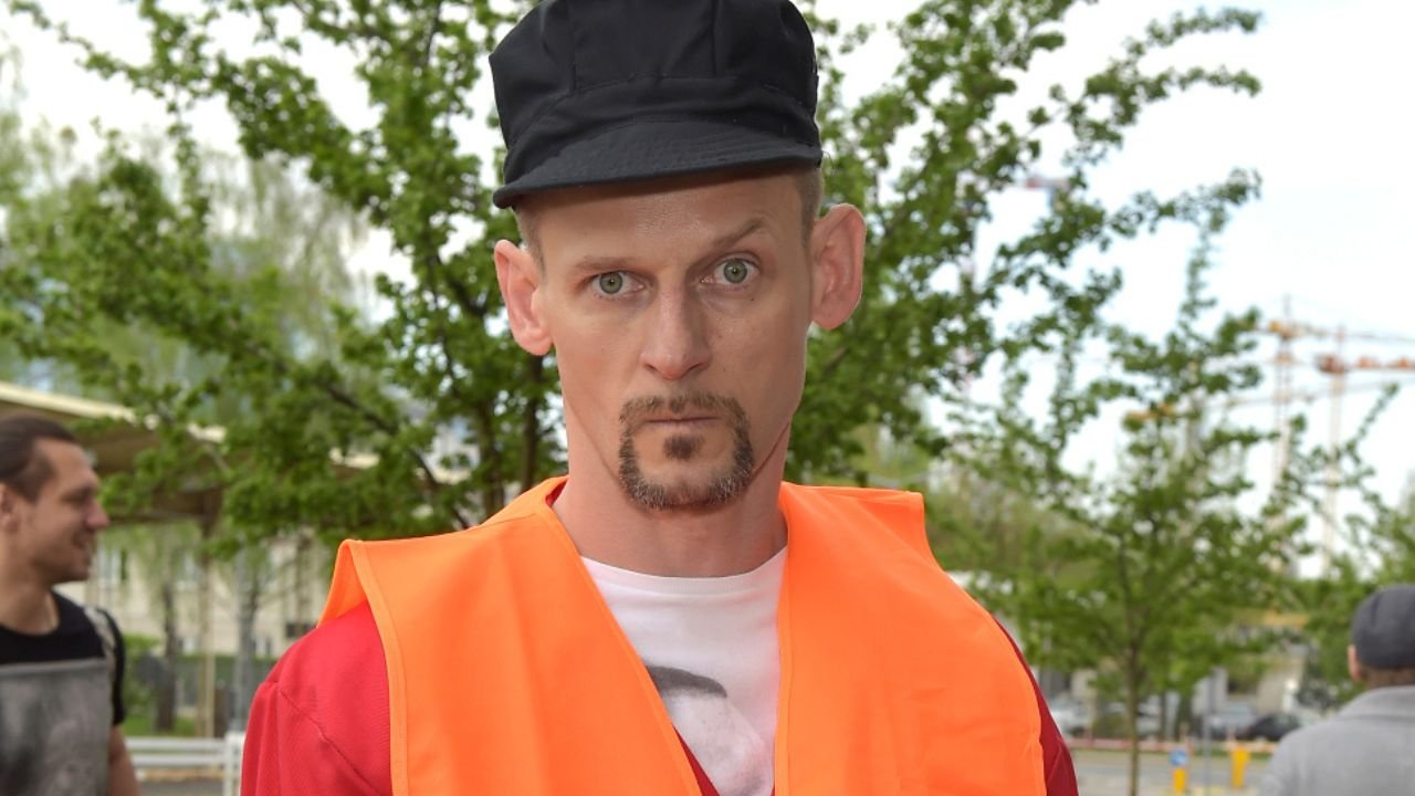 Zbliżenie na Michała Wójcika w czarnej czapce.