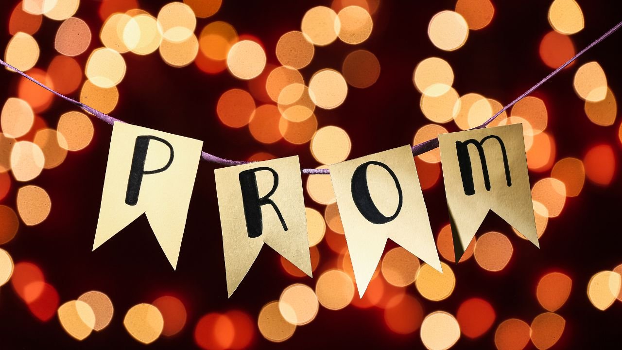 Napis Prom studniówka na tle ozdobnego tła