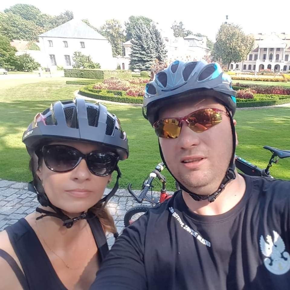 przemyslaw-katarzyna-czarnek w kaskach i okularach
