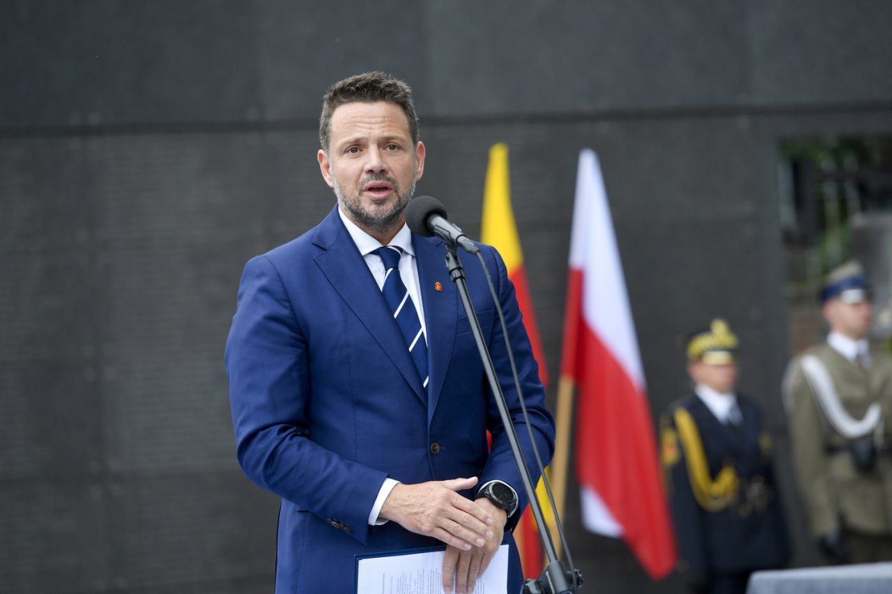 Rafał Trzaskowski w garniturze przemawie