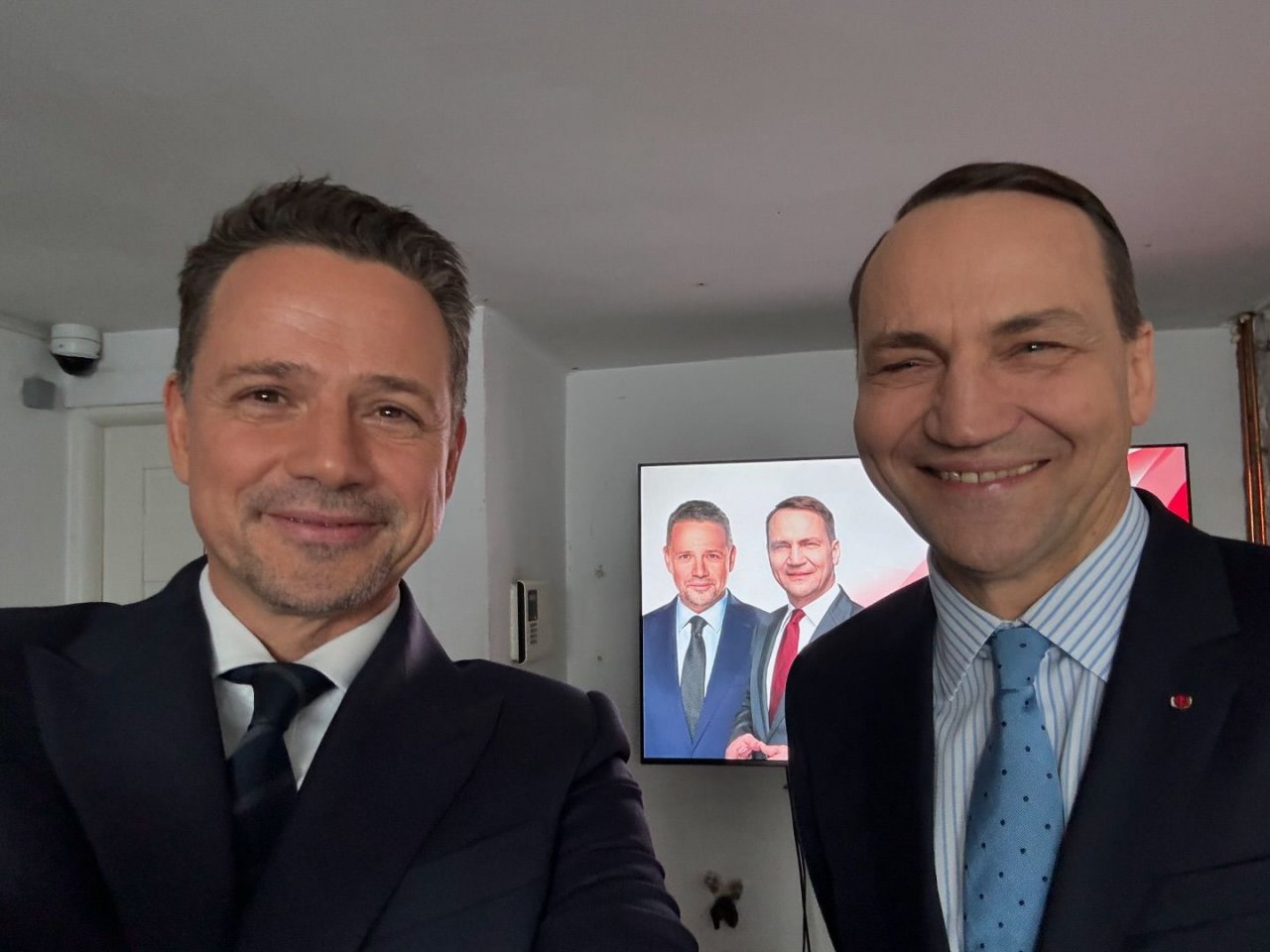 Rafał Trzaskowski, Radosław Sikorski uśmiechnięci