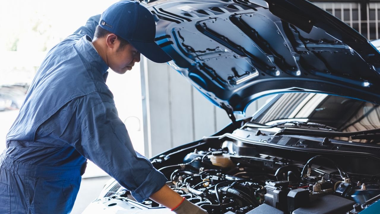 Mechanik w trakcie naprawy samochodu