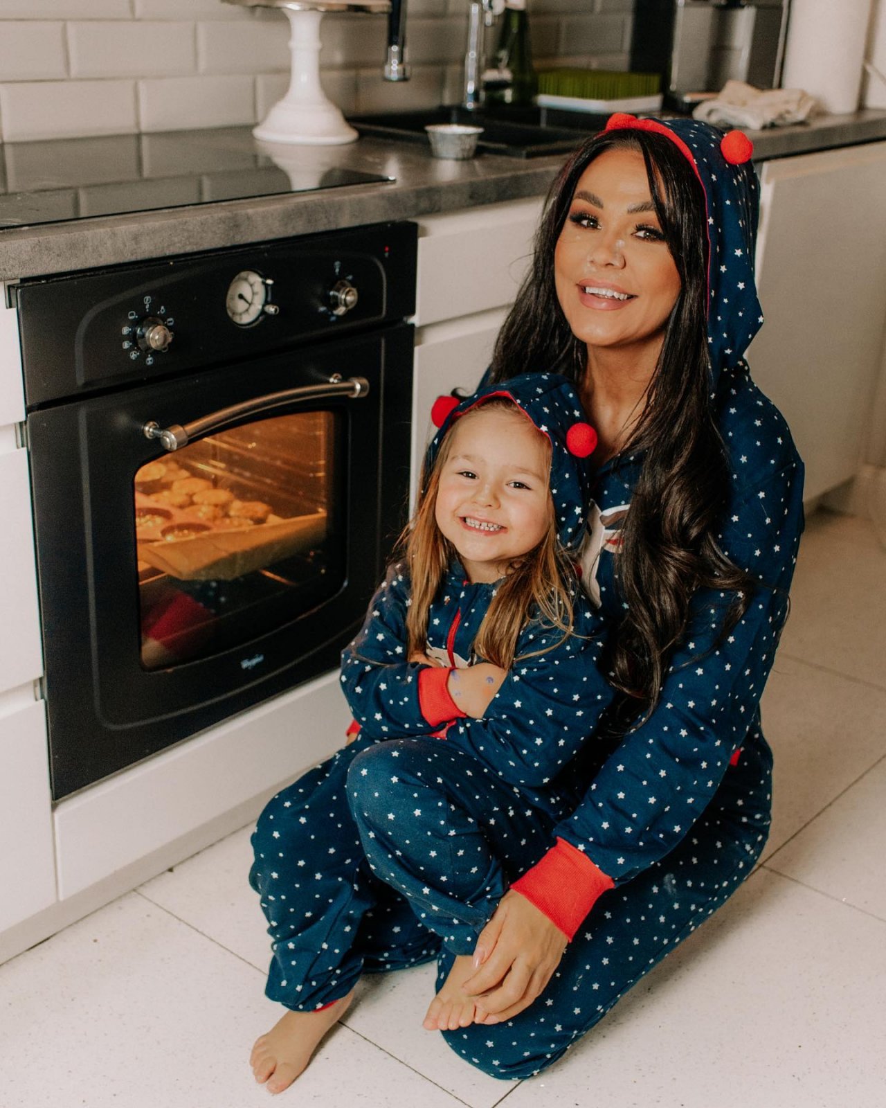 Sylwia Bomba z córką w kuchni