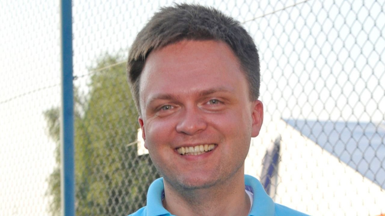 Celebryta Szymek startuje jako niezależny. Fani tylko znacząco się uśmiechają i porównują go do klauna [memy]