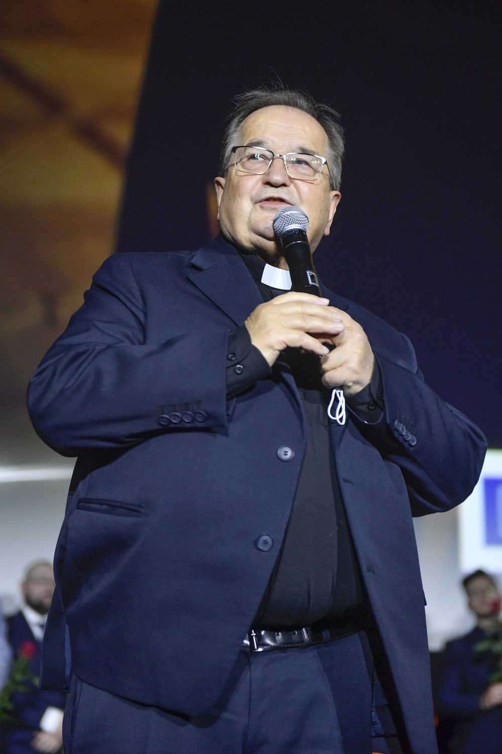 tadeusz rydzyk mówi do mikrofonu