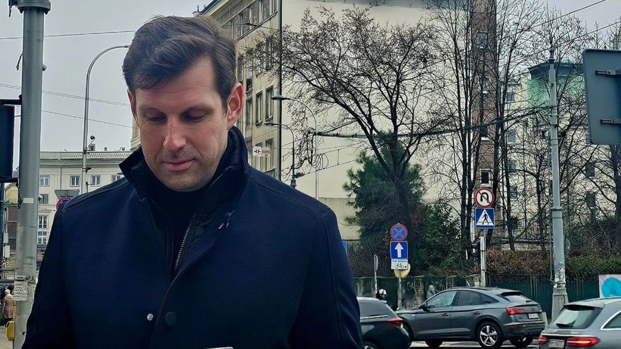 Tobiasz usłyszał, że jest drętwy, więc opowiedział dowcip. Reakcja dziennikarza mówi wszystko [wideo]
