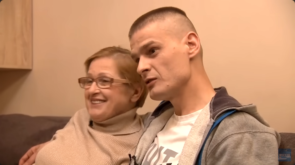 Tomasz Komenda siedzi z mamą na kanapie