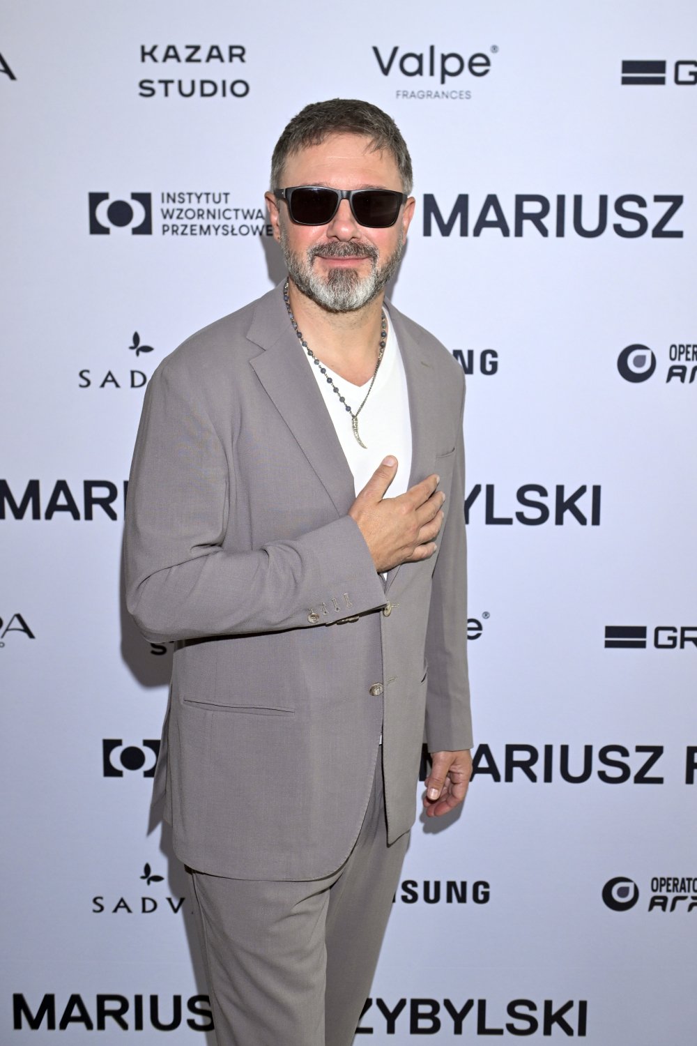 Andrzej Piaseczny w szarej marynarce