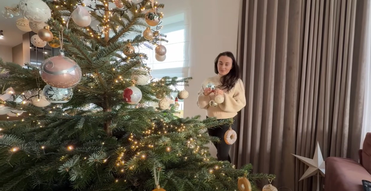 Ania Bardowska stroi choinkę