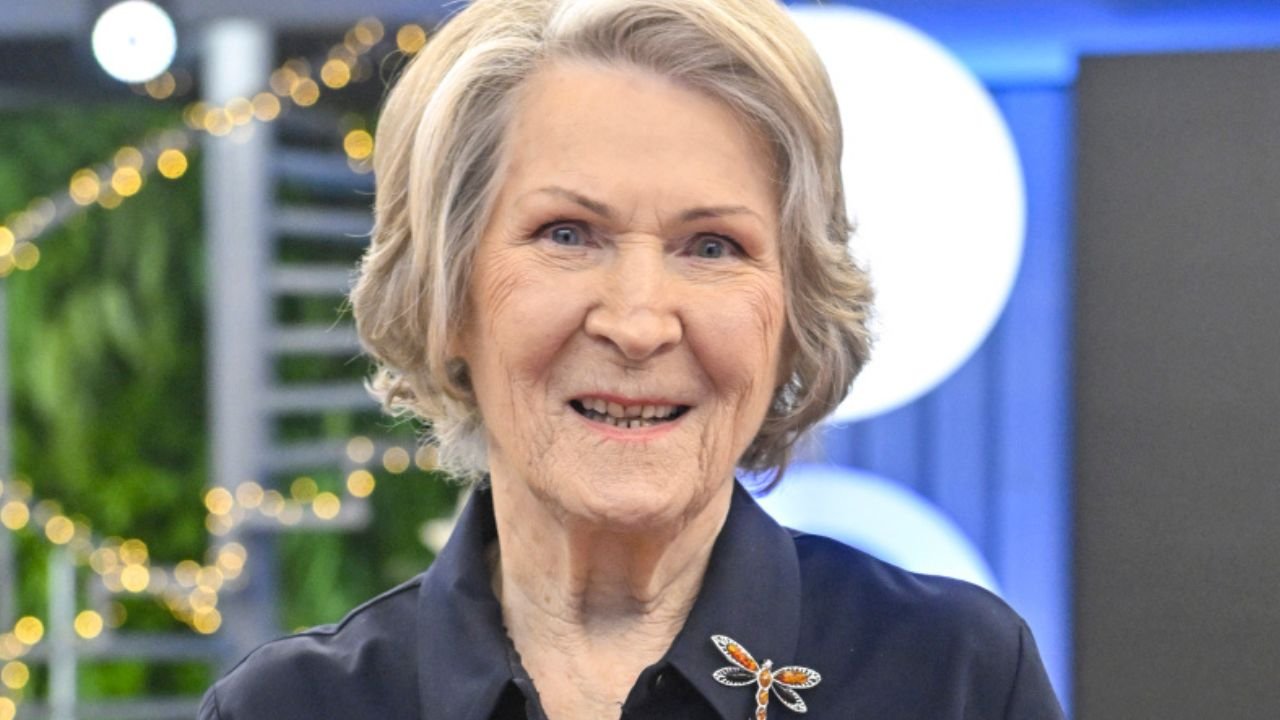 Irena Santor w czarnej bluzce