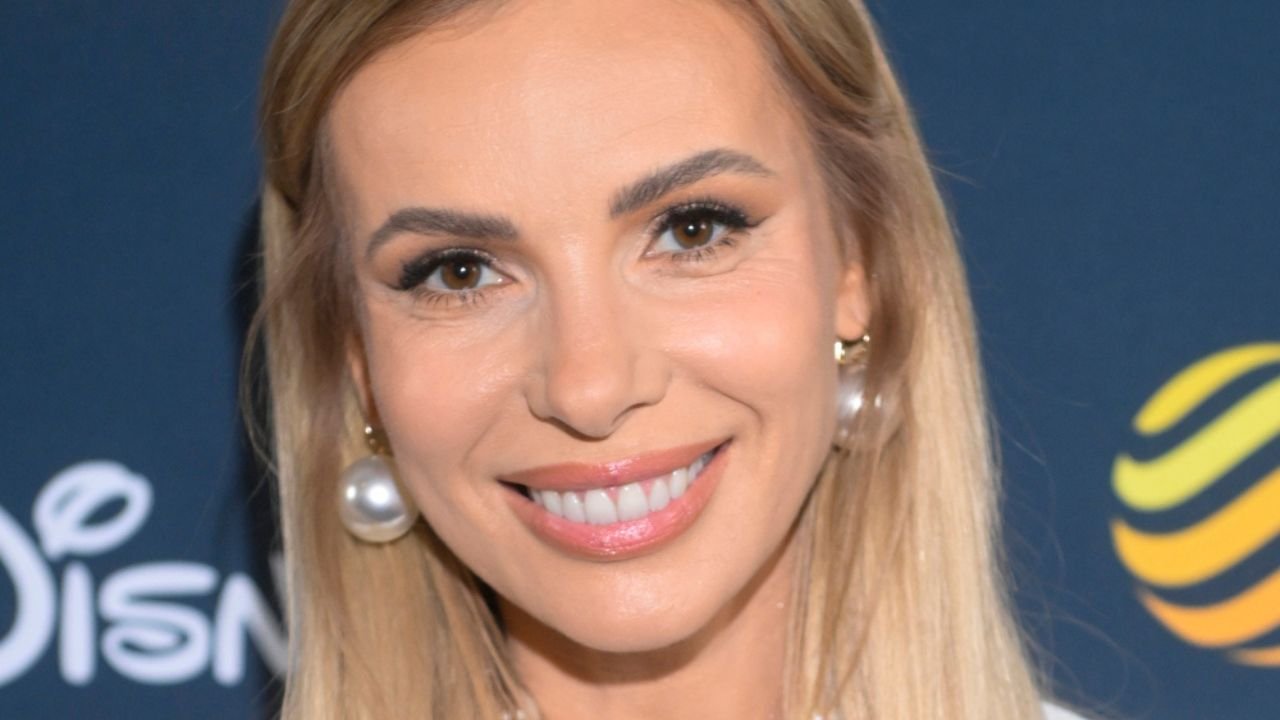 39-letnia Izabela Janachowska odsłoniła ciążowy brzuszek. Fani w szoku: "Gdzie to dziecko się mieści?" [zdjęcie]