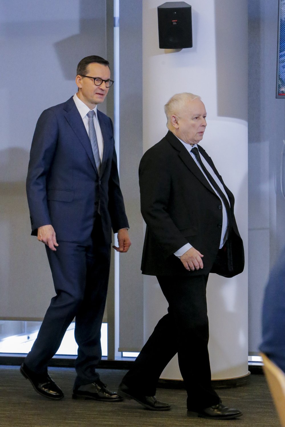 Jarosław Kaczyński idzie, obok Mateusz Morawiecki