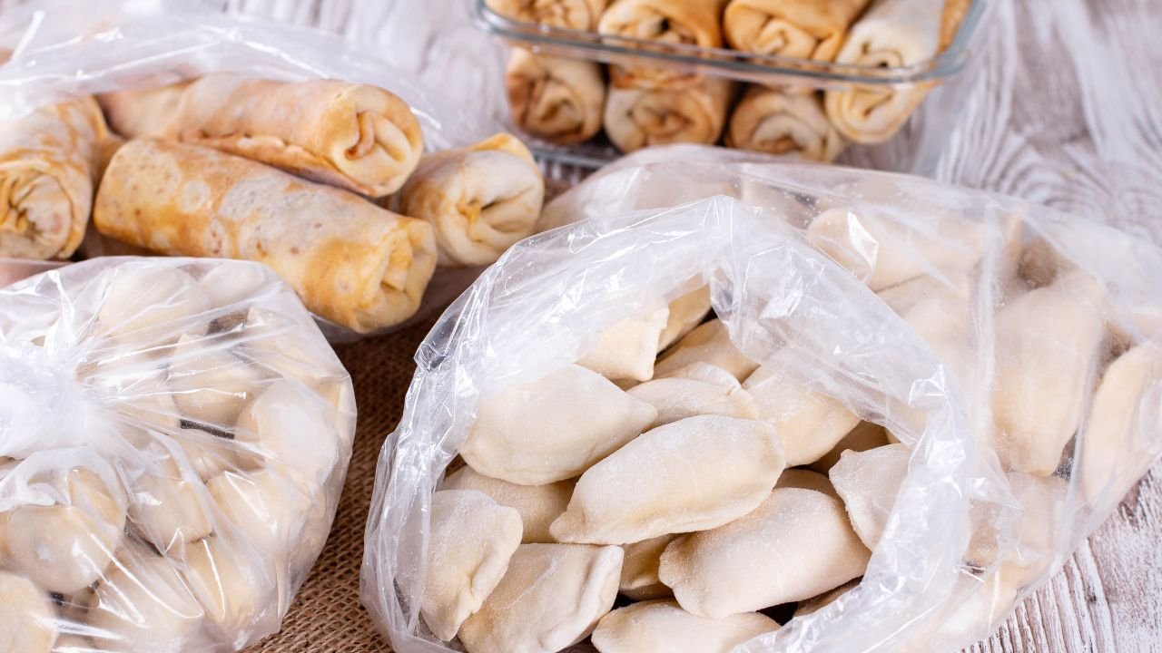Mrożone pierogi i krokiety w woreczkach i opakowaniach
