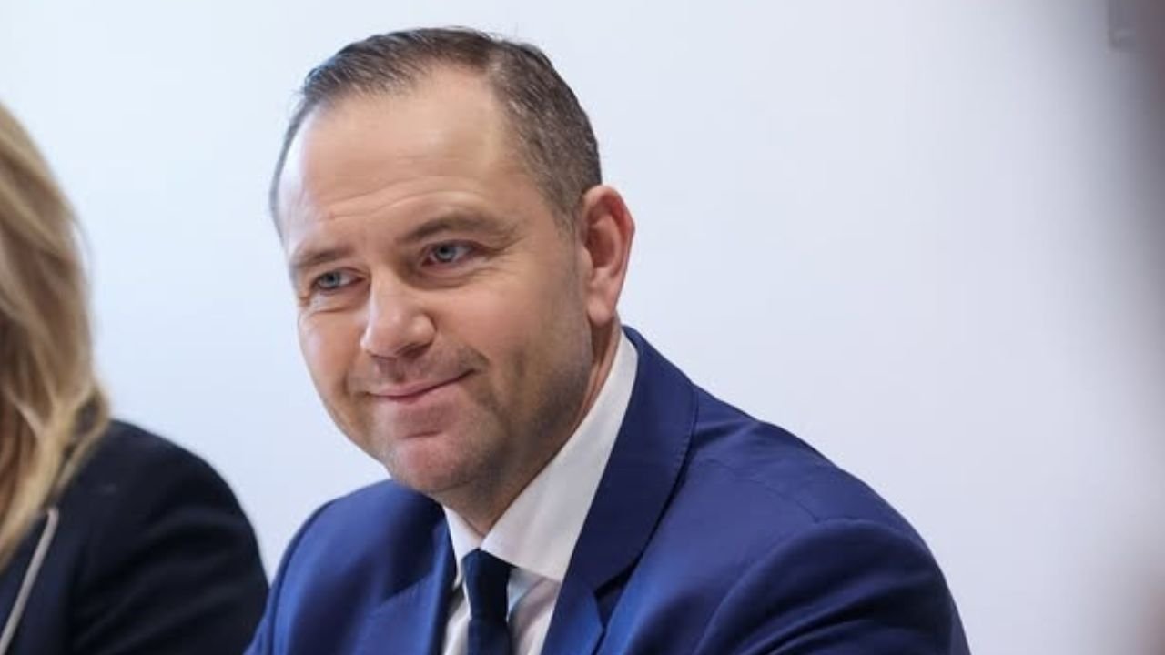 Karol zamiast wziąć urlop, udziela się publicznie w ramach "delegacji" za naszą mamonę