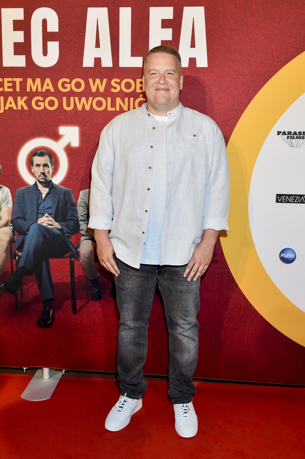 Łukasz Lotek Lodkowski w białej koszuli