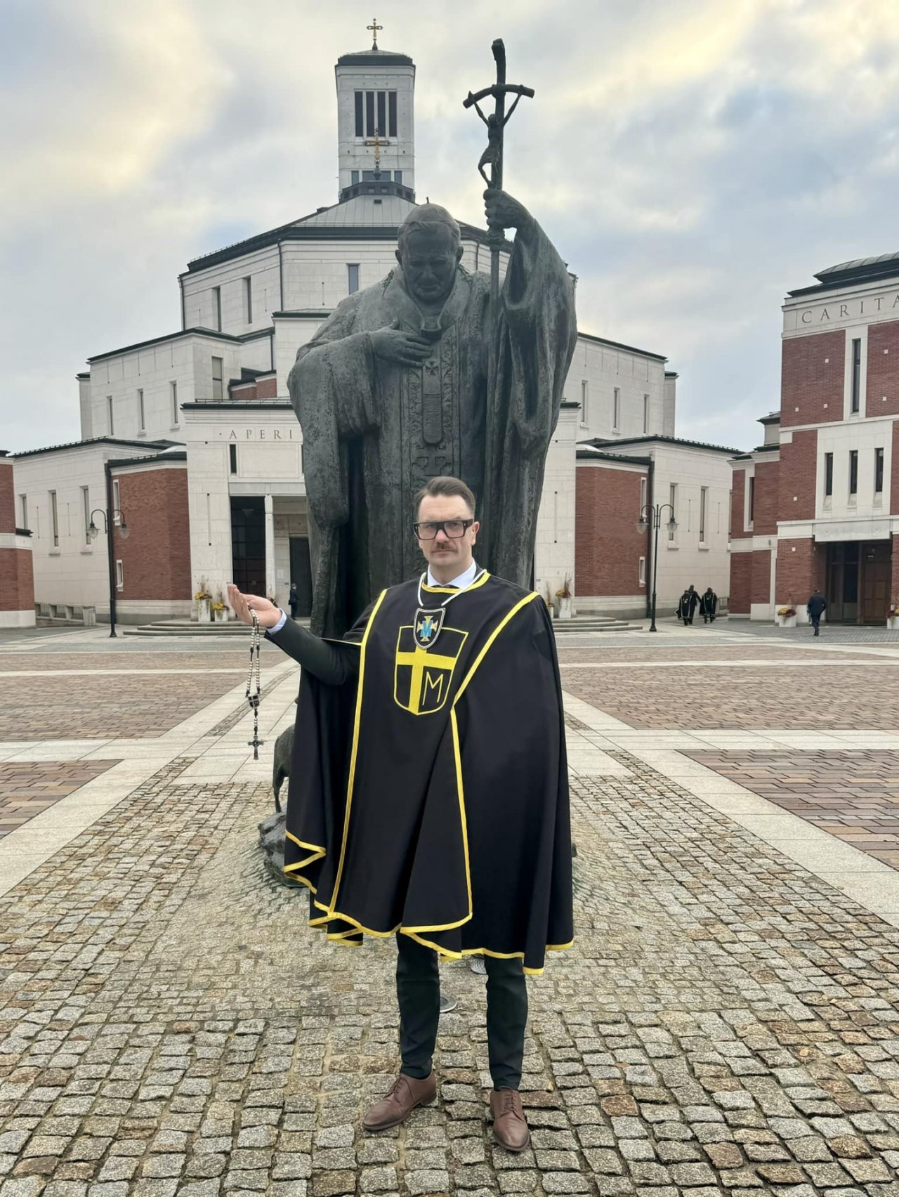 Łukasz Mejza w stroju zakonu