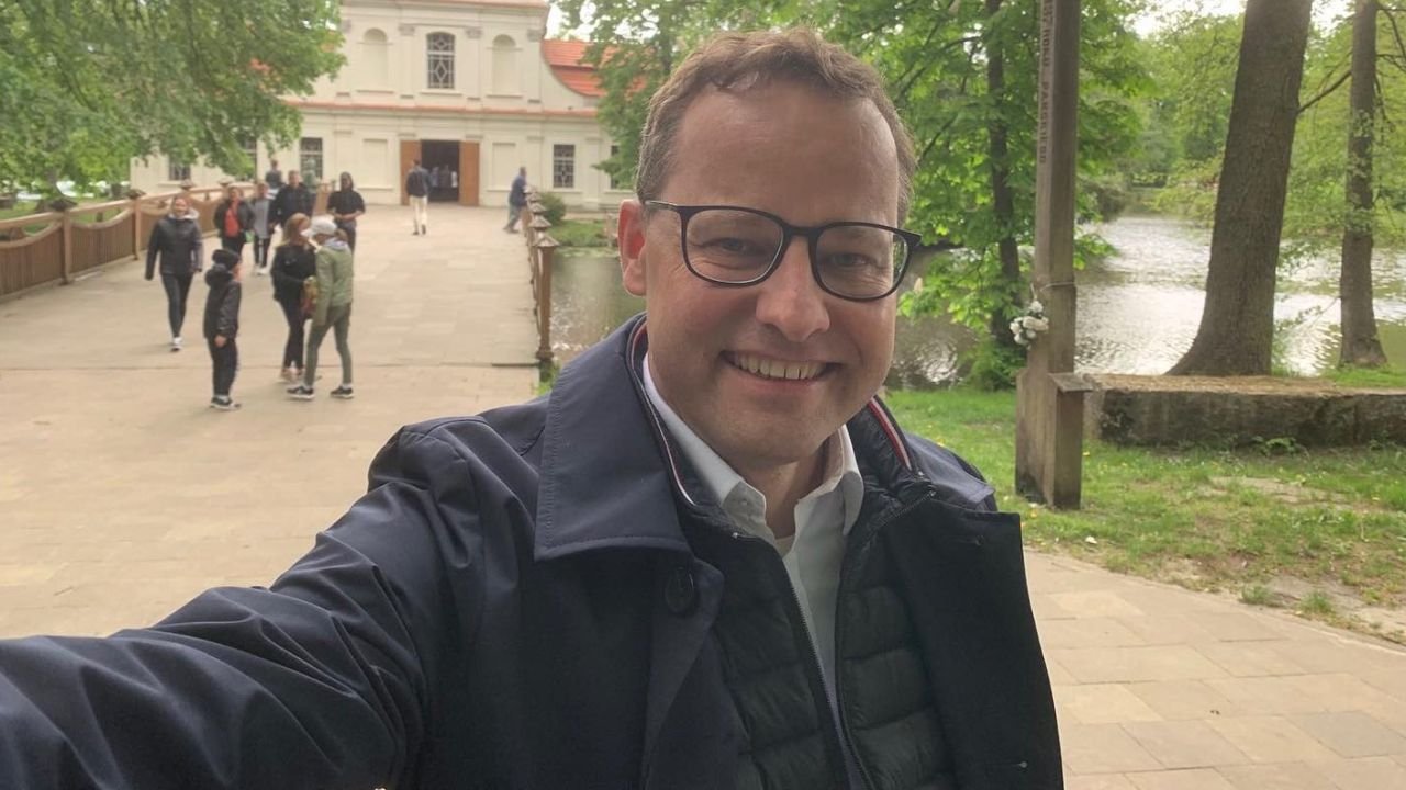 Marcin Romanowski uśmiechnięty
