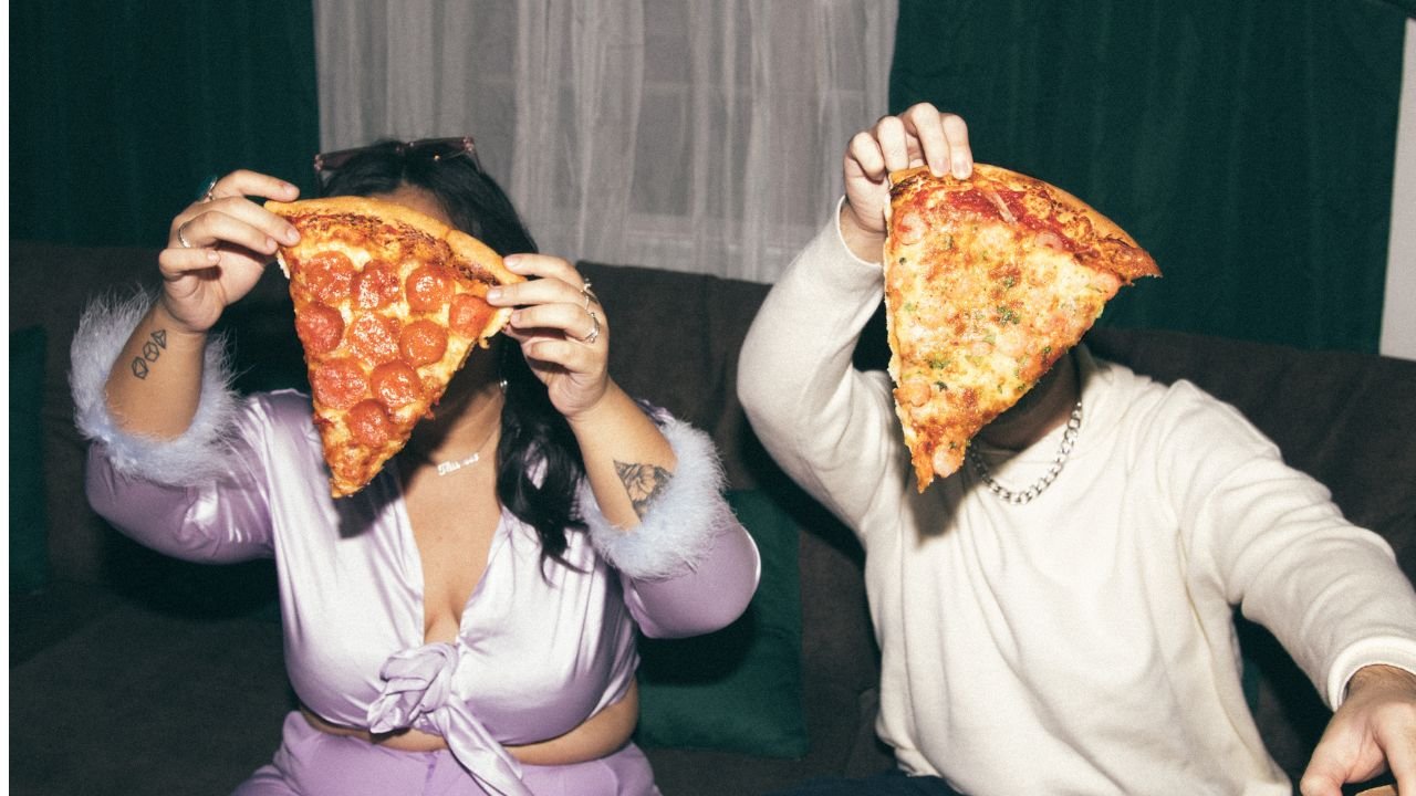 Luszie z kawałkami pizzy w trakcie przyjęcia