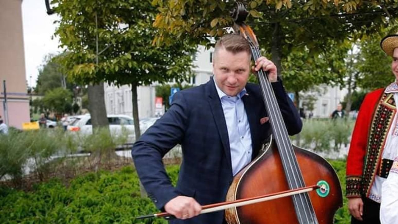 przemyslaw-czarnek gra na wiolonczeli