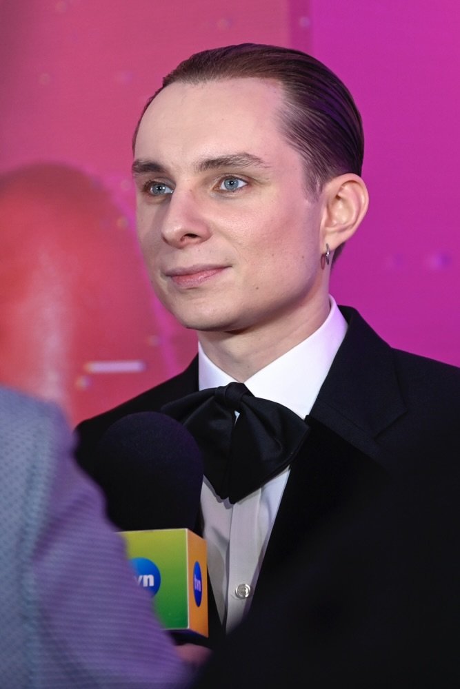 Ralph Kaminski w garniturze i włosach zaczesanych do tyłu