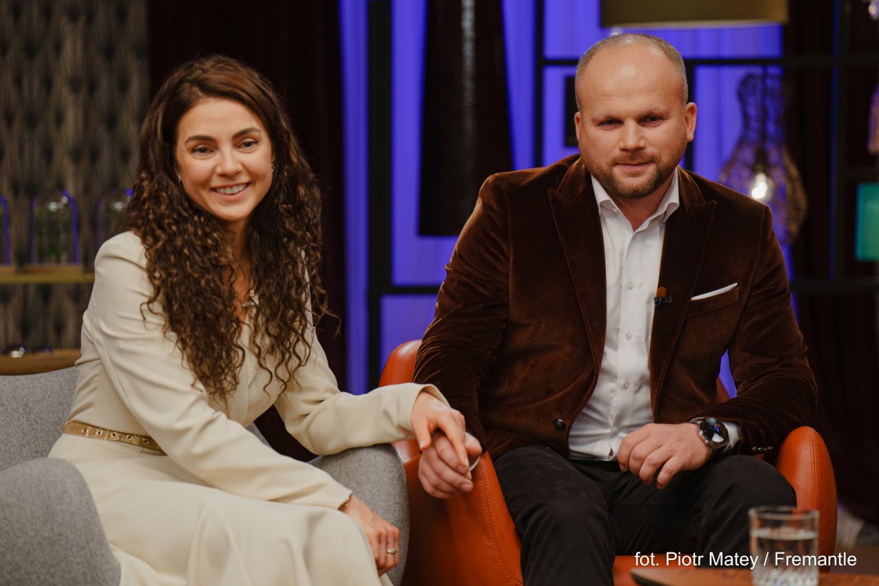 Ania i Marcin trzymają się za ręce