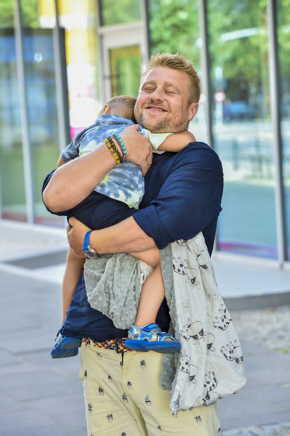 Tomasz Jakubiak przytula syna