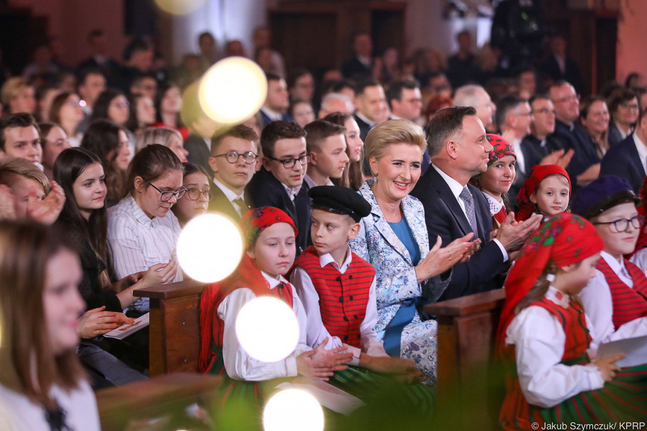 agata-andrzej-dudowie siedzą między ludźmi