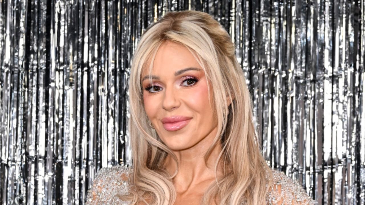 Doda w sukni ślubnej przekazała radosną nowinę! Ogłoszenie o kolejnym ślubie wyświetliła na wielkim neonie