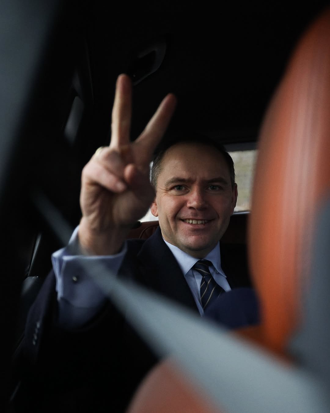 Karol Nawrocki w garniturze