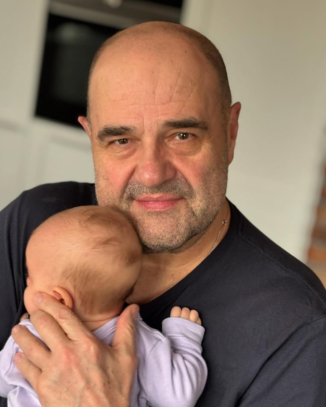 zbliżenie na twarz cezarego żaka