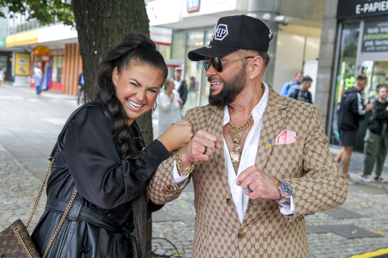 Krzysztof Rutkowski w marynarce obok żony