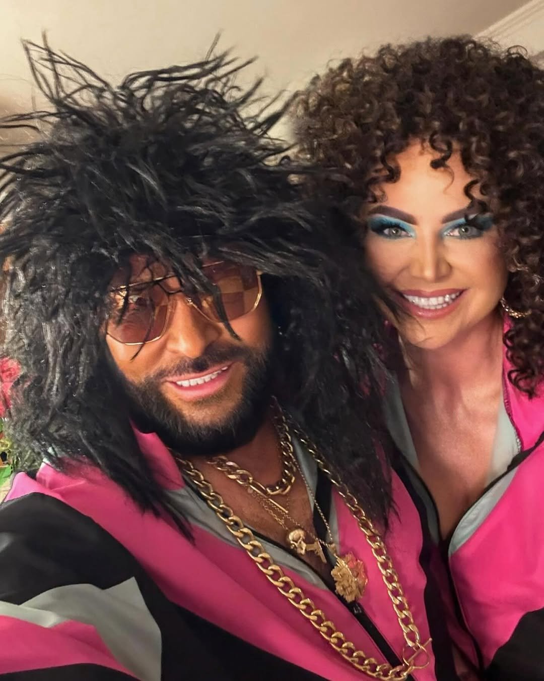 Krzysztof Rutkowski majstruje przy włosach. Kwadratowa głowa już mu się ...