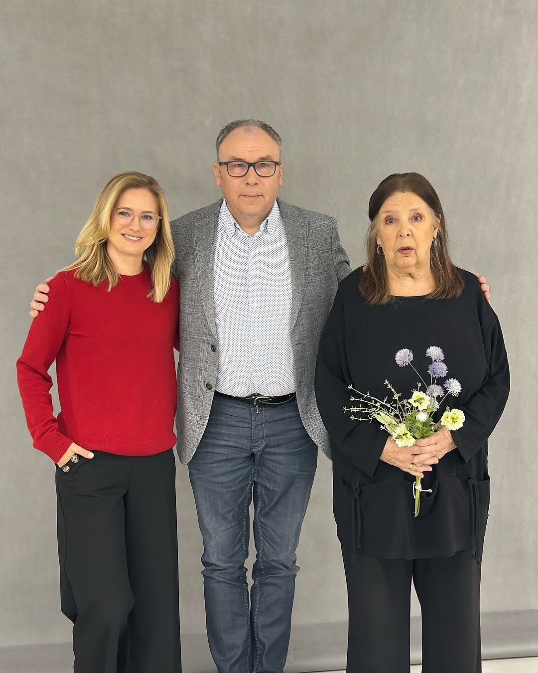 Marta Lipińska pozuje w czarnej sukience