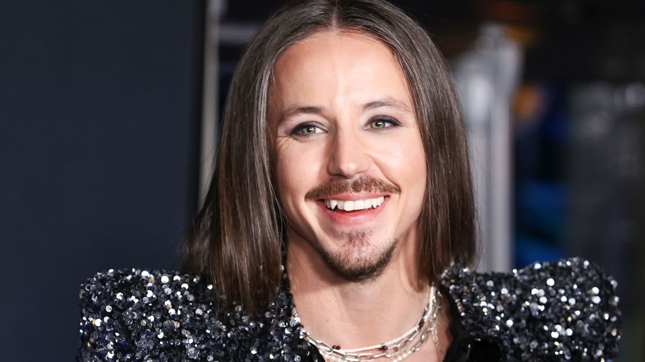 Michał Szpak jak egipski faraon został wniesiony na sylwestrową scenę. Lśnił cały w złocie