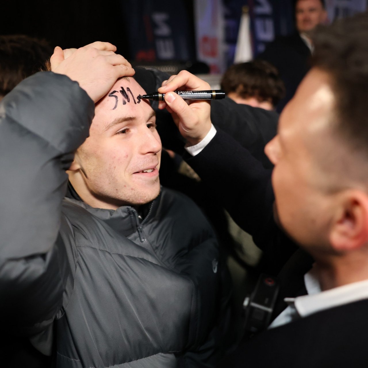 Sławomir Menzten podpisuje się na czole