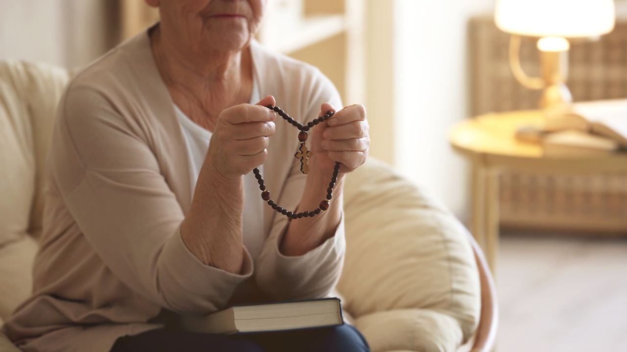 "Odmówiłam kolędy, a sąsiadka zrobiła ze mnie heretyczkę. Wiara to nie konkurs piękności"