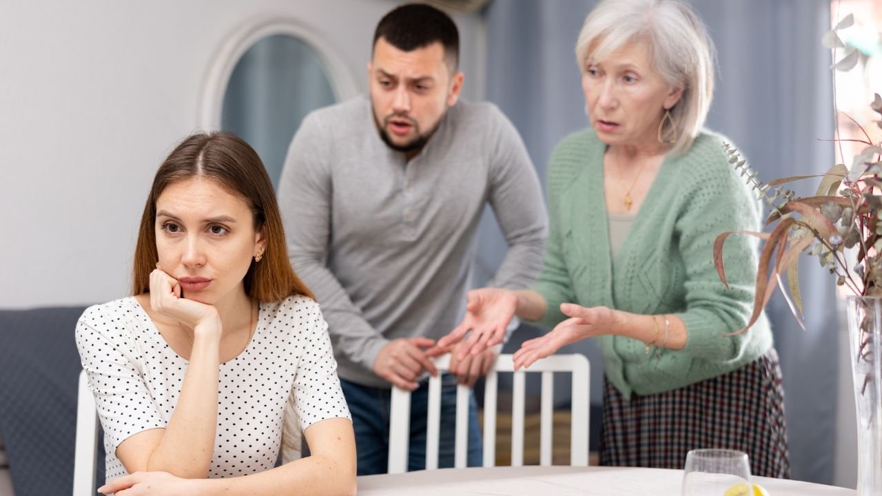 "Mama zawsze staje po stronie mojego męża. Mają niezłą komitywę"