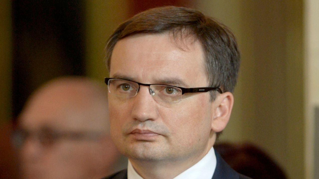 Spóźniony Zbysio skitrał się w telewizji "R".  Gruba awantura. Służby nie zostały wpuszczone do siedziby. Są memy i wideo