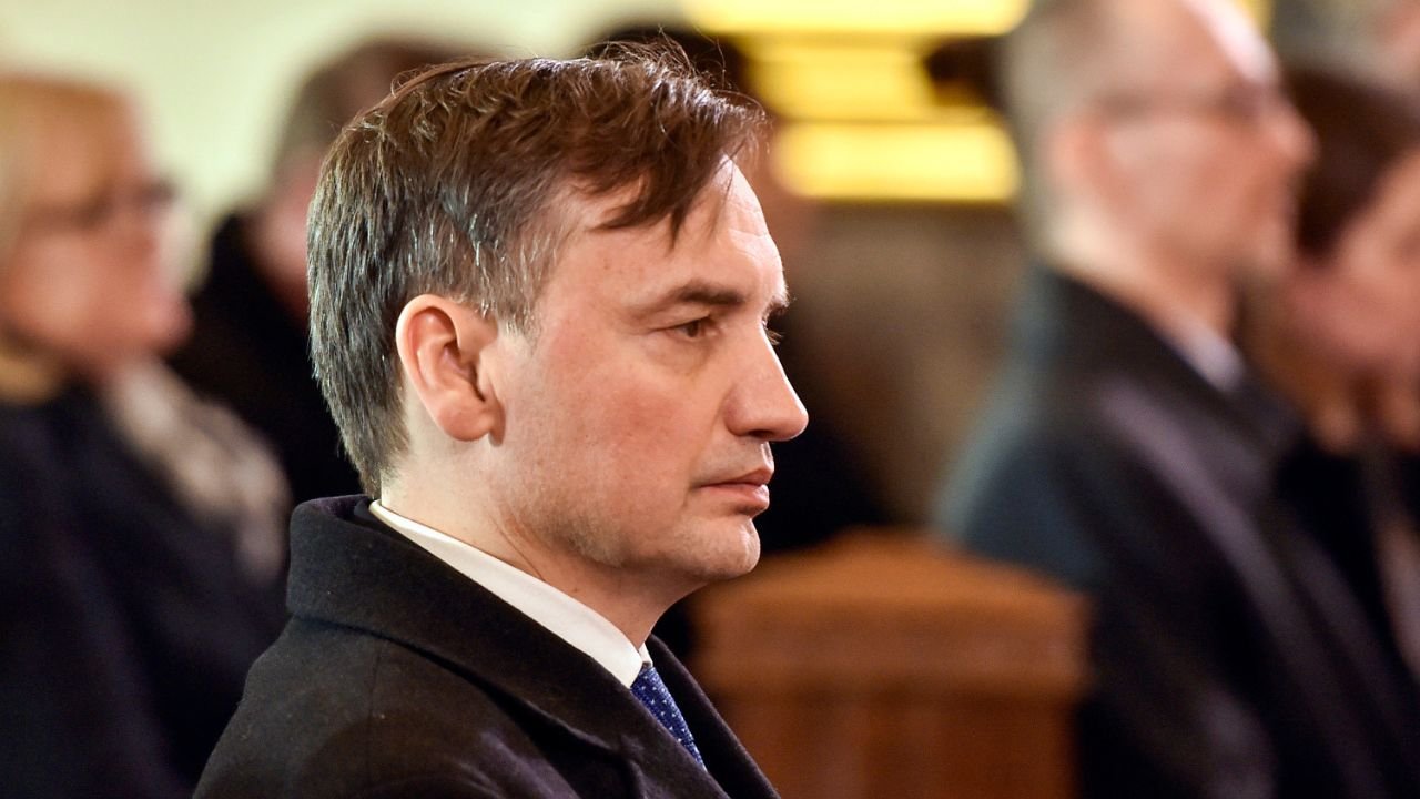 "Na szczęście nie muszę jeszcze strzelać". Zbigniew Ziobro kluczy w sprawie azylu