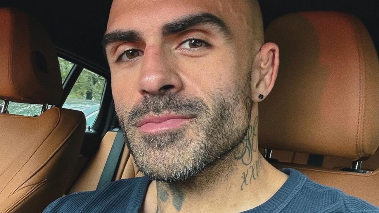 Akop Szostak paraduje "za rączkę" z kontrowersyjną celebrytką. Fani nie gryzą się w język: "Szybki jest!" [zdjęcie]