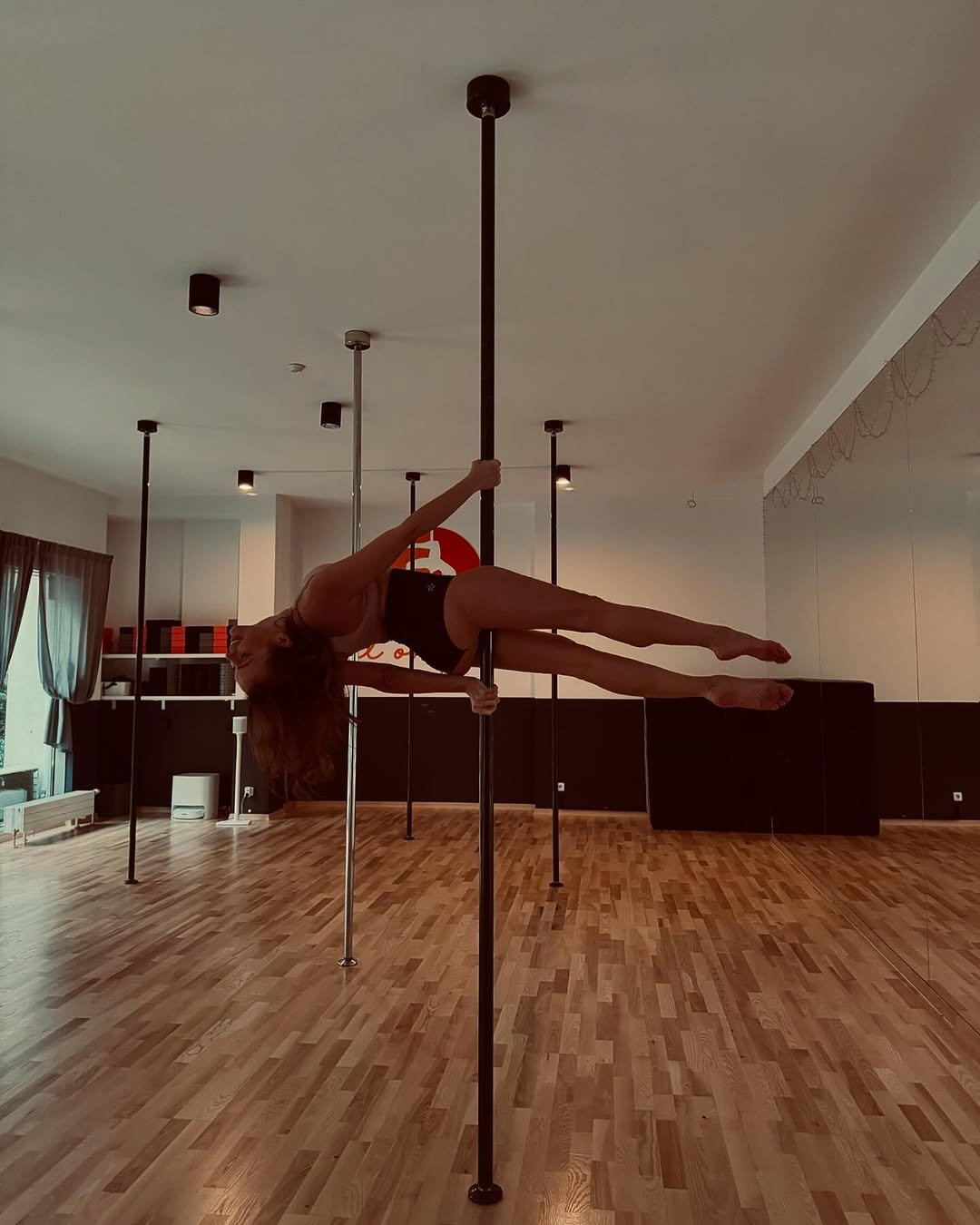 Anna Wendzikowska trenuje pole dance