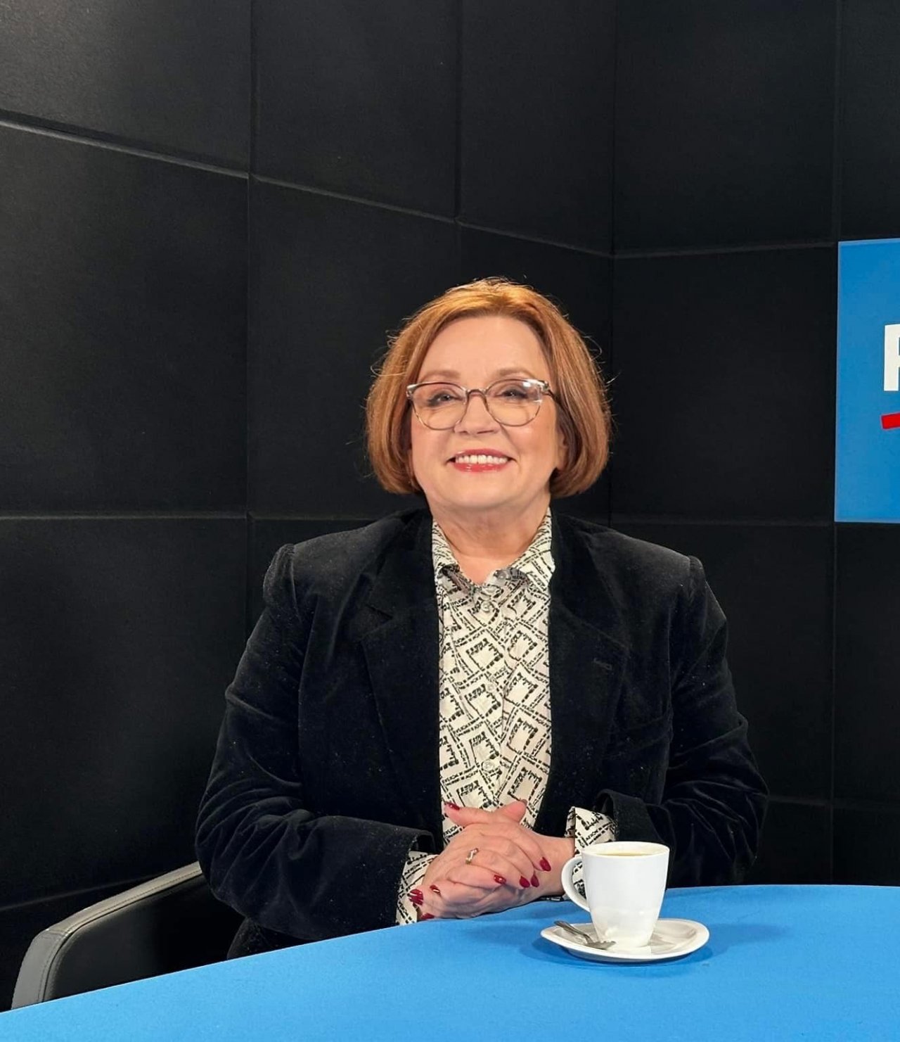 anna-zalewska siedzi czarne tło