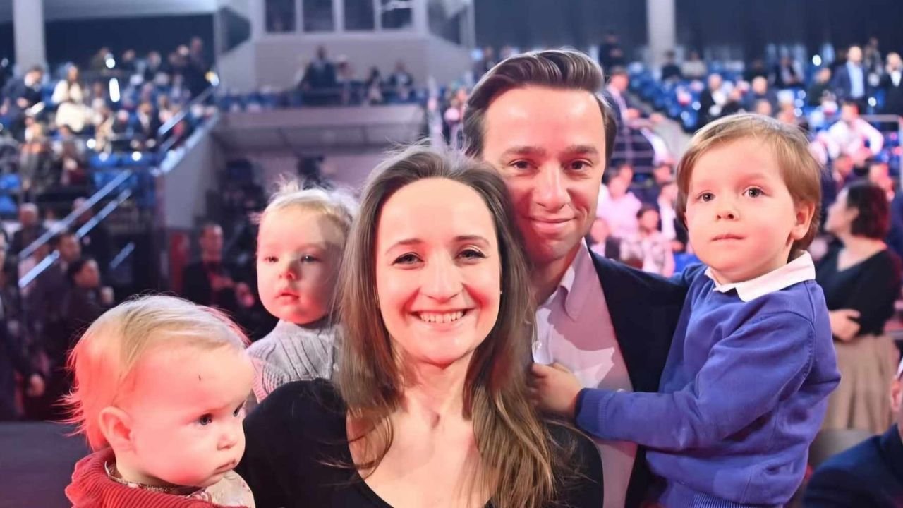 Krzysztof Bosak i Karina Bosak z dziećmi