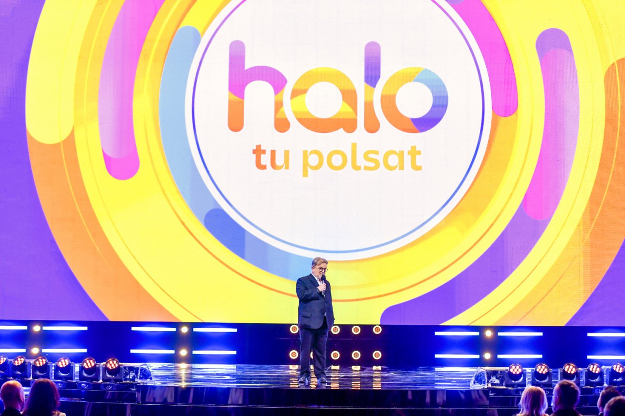 Edward Miszczak na tle napisu halo tu Polsat