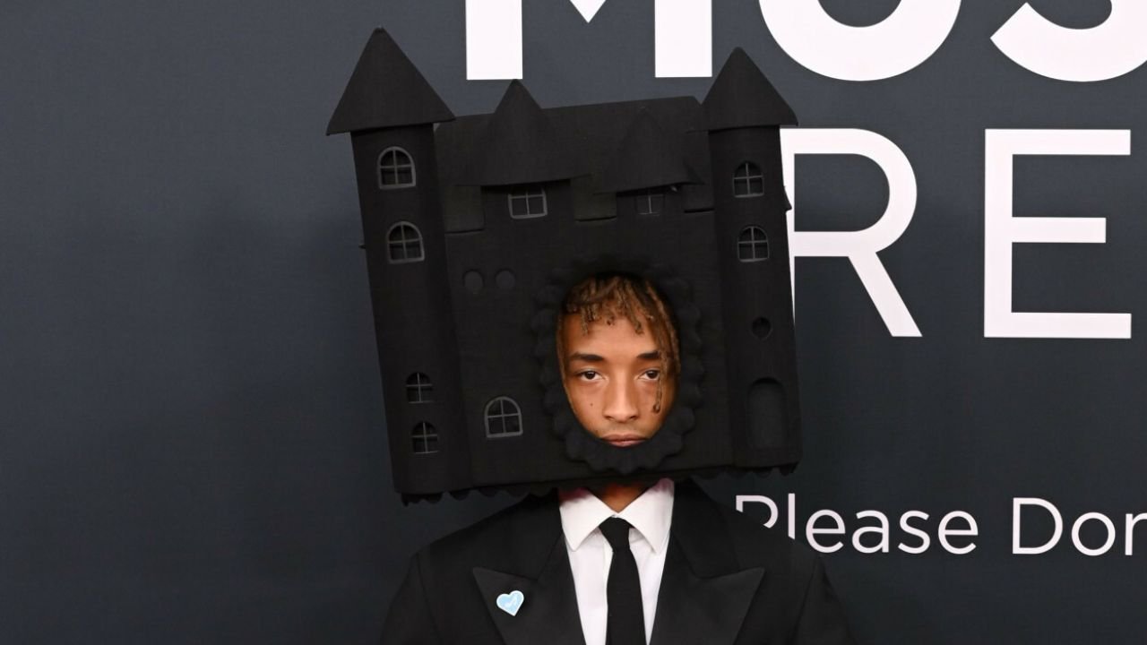Jaden Smith na Grammy 2025 w kapeluszu w kształcie domku; internauci komentują stylizację w memach