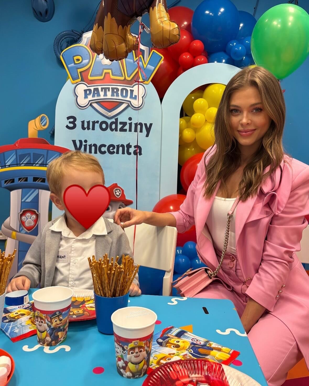 Joanna Opozda w różowej marynarce, syn