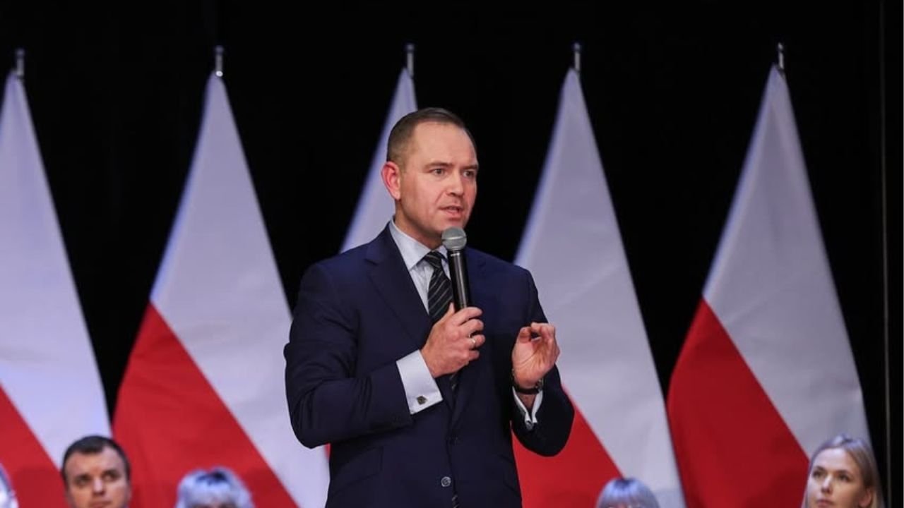 Fanka Karola chciała mu się przypodobać. Przez jedno nieumyślne, lecz prawdziwe zdanie niechcący wbiła mu szpilę