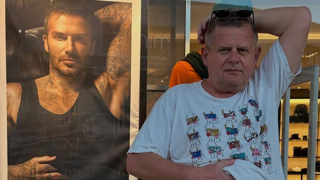 Kazik Staszewski zapozował jak piękny David Beckham. Sieć zalały memy. "Prawie to samo"