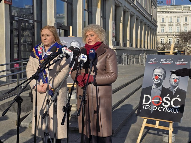 maria-kuc stoi i mówi do mikrofonu obok kobieta